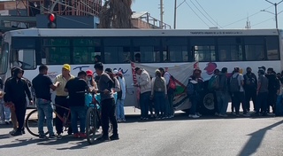 Normalistas bloquean calles de Oaxaca para exigir atención a demandas 