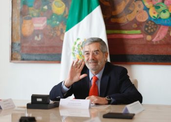 Llama el canciller De la Fuente a redoblar esfuerzos en la atención de connacionales