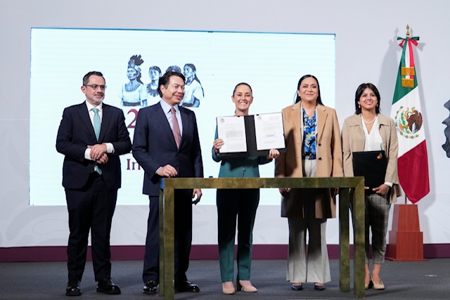 Sheinbaum firma decreto contra cultivo de maíz transgénico