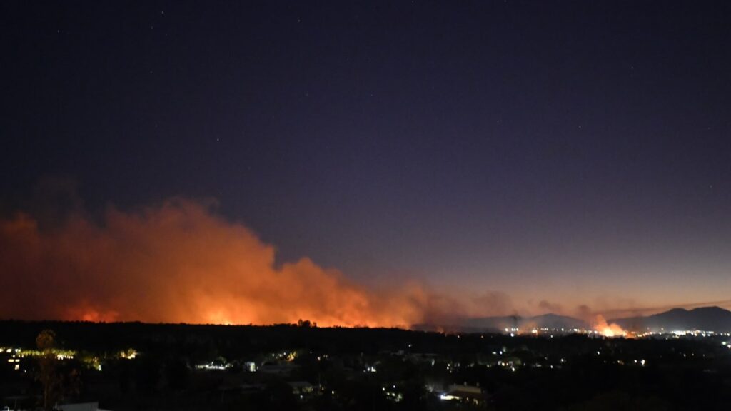 Noche iluminada por Incendio en el Bosque de la Primavera en Jalisco 