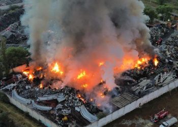 Incendio en centro de reciclaje en Xonacatlán supera las 26 horas activo