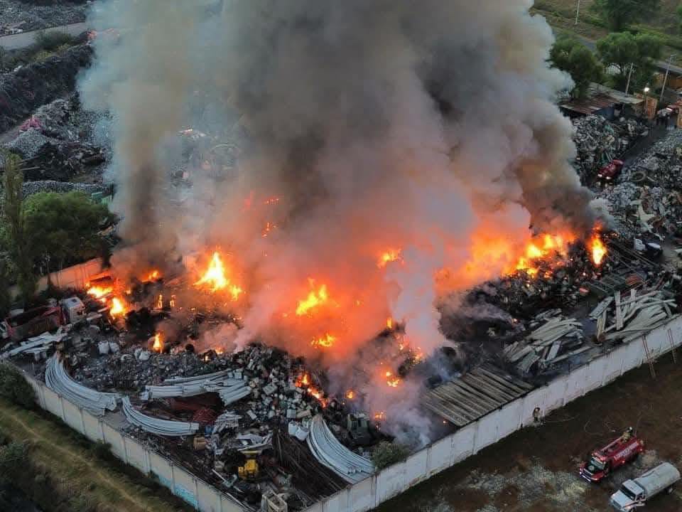 Columnas de humo se levantan por incendio en Xonacatlan
