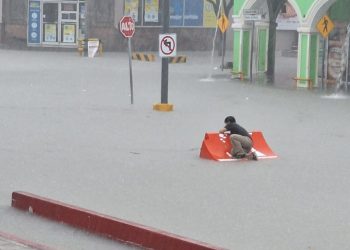 Tormenta inunda Reynosa; arrastra camiones de pasajeros