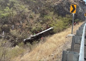 Sube a 18 las víctimas de volcadura en carretera de Oaxaca