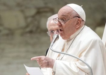 El Papa Francisco requiere menos flujo de oxígeno en su terapia 
