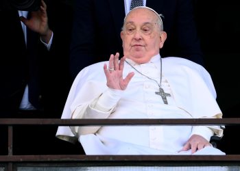 El papa Francisco abandona el hospital