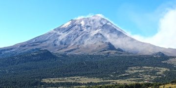 Joven llega hasta el cráter del volcán Popocatépetl pese a restricciones