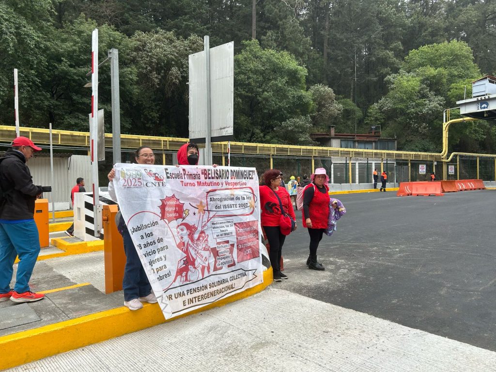 Maestros de la CNTE bloquean puente de la concordia