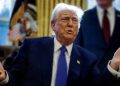 Donald Trump durante una conferencia, hablando sobre las negociaciones comerciales con China.