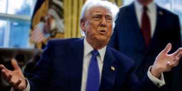 Donald Trump durante una conferencia, hablando sobre las negociaciones comerciales con China.