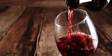 Trump amenaza con aranceles del 200% al vino de la UE