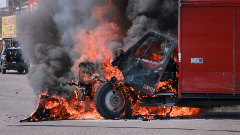 camión de reparto incendiado por la violencia que se vive en sinaloa 