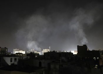 Bombardeos de Estados Unidos contra hutíes de Yemen dejan un muerto