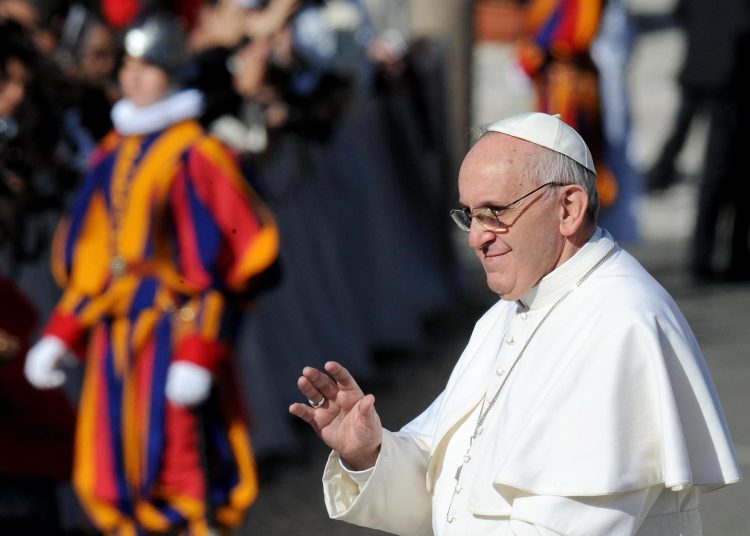 VATICAN CITY (Vatican City State (Holy See)), 21/04/2025.- (FILE) Pope Francis waves to the crowd during his inauguration mass in St. Peter's Square, Vatican City, 19 March 2013 (reissued 21 April 2025). Pope Francis died on 21 April 2025 at the age of 88, according to the Holy See. Born Jorge Mario Bergoglio in Buenos Aires, Argentina on 17 December 1936, was appointed leader of the Catholic Church on 13 March 2013 succeeding pontiff Emeritus Benedict XVI. (Papa, Santa Sede) EFE/EPA/ETTORE FERRARI
