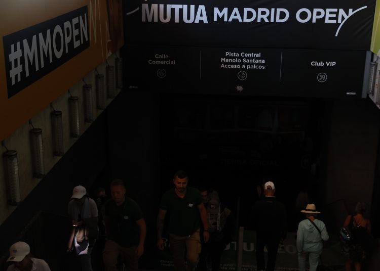 MADRID, 28/04/2025.- Asistentes al Mutua Madrid Open abandonan las instalaciones de la Caja Mágica debido al apagón registrado a nivel peninsular este lunes. EFE/ Chema Moya