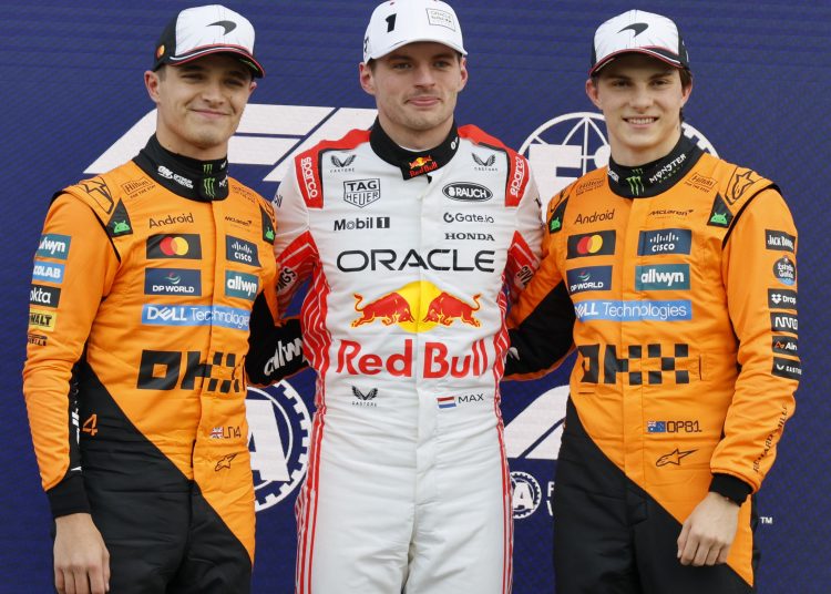 -FOTODELDIA- Suzuka (Japón), 05/04/2025.- (I-D) El piloto de McLaren Lando Norris de Gran Bretaña, segundo clasificado, el piloto de Red Bull Racing Max Verstappen de Países Bajos, primer clasificado, y el piloto de McLaren Oscar Piastri de Australia, tercer clasificado, celebran en el podio después de la clasificación para el Gran Premio de Japón de Fórmula 1 de 2025 en el Circuito de Suzuka, Suzuka, Japón, 05 de abril de 2025. El Gran Premio de Japón de Fórmula Uno tendrá lugar el 06 de abril de 2025. EFE/FRANCK ROBICHON