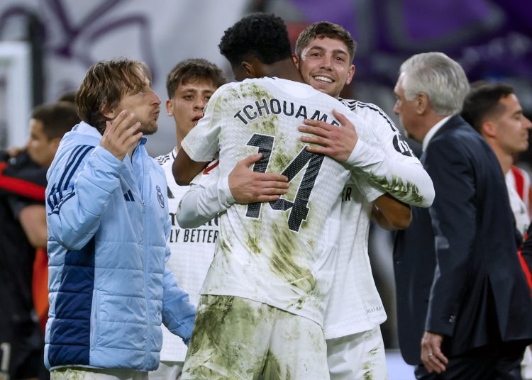MADRID, 20/04/2025.- Los jugadores del Real Madrid celebranla victoria al finalizar el partido de la jornada 32 de LaLiga que Real Madrid y Athletic Club de Bilbao disputaron este domingo en el estadio Santiago Bernabéu, en Madrid. EFE/Mariscal