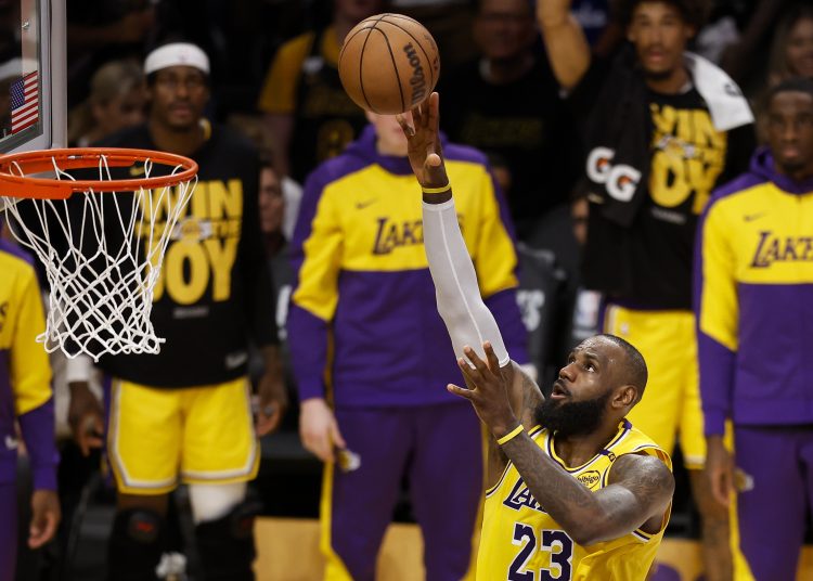 LOS ANGELES (United States), 23/04/2025.- Los Angeles Lakers forward LeBron James drives to the basket with the ball during the third quarter of the first round playoff game between the Minnesota Timberwolves and Los Angeles Lakers in Los Angeles, California, USA, 22 April 2025. (Baloncesto) EFE/EPA/CAROLINE BREHMAN SHUTTERSTOCK OUT