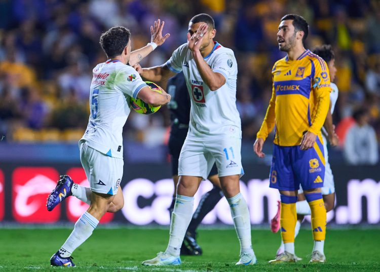 Jose Rivero celebrates his goal 2-1 with Giorgos Giakoumakis of Cruz Azul during the 7th round match between Tigres UANL and Cruz Azul as part of the Liga BBVA MX, Torneo Clausura 2025 at Universitario Stadium, on February 15, 2025 in Monterrey, Nuevo Leon, Mexico.