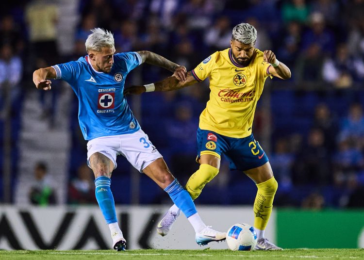 Gonzalo Piovi (L) of Cruz Azul fights for the ball with Rodrigo Aguirre (R) of America during the Quarter Finals first leg match between America and Cruz Azul as part of the CONCACAF Champions Cup 2025, at Ciudad de los Deportes Stadium on April 01, 2025 in Mexico City, Mexico.