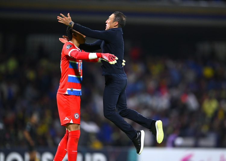 Vicente Sanchez head coach and Kevin Mier of Cruz Azul during the Quarter Finals second leg match between Cruz Azul and America as part of the CONCACAF Champions Cup 2025, at Olimpico Universitario Stadium on April 08, 2025 in Mexico City, Mexico.