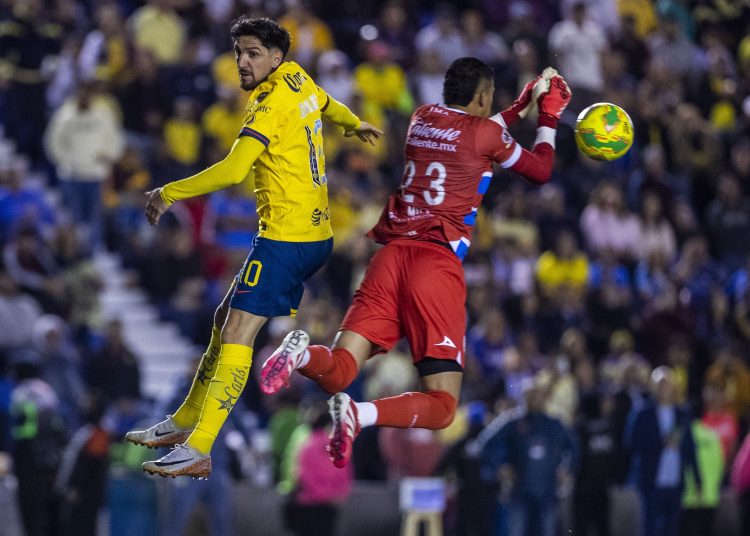 Diego Valdes (L) of America jumps for the ball with Kevin Mier (R) of Cruz Azul during the 15th round match between America and Cruz Azul as part of the Liga BBVA MX, Torneo Clausura 2025 at Ciudad de los Deportes Stadium, on April 12, 2025 in Mexico City, Mexico.