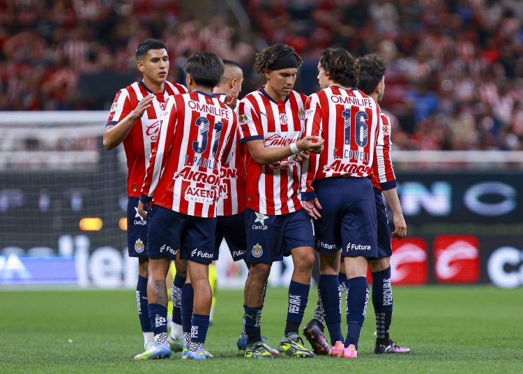 Raul Martinez, Jonathan Yael Padilla, Erick Gutierrez of Guadalajara during the 16th round match between Guadalajara and Puebla as part of the Liga BBVA MX, Torneo Clausura 2025 at Akron Stadium, on April 15, 2025 in Guadalajara, Jalisco, Mexico.