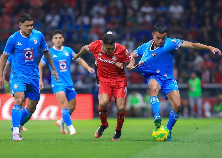 during the 17th round match between Toluca and Cruz Azul as part of the Liga BBVA MX, Torneo Clausura 2025 at Nemesio Diez Stadium, on April 19, 2025 in Toluca, Estadio de Mexico, Mexico.