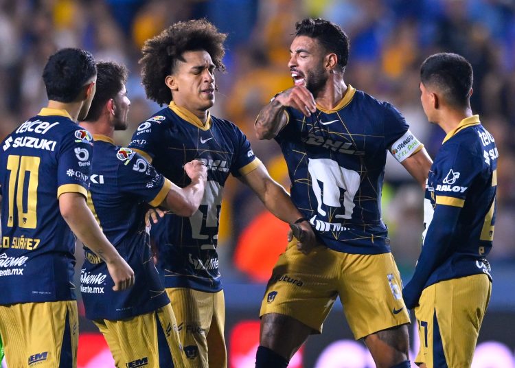 Adalberto Carrasquilla, Nathanael Ananias of Pumas during the 17th round match between Tigres UANL and Pumas UNAM as part of the Liga BBVA MX, Torneo Clausura 2025 at Universitario Stadium, on April 19, 2025 in Universitario, Mexico.