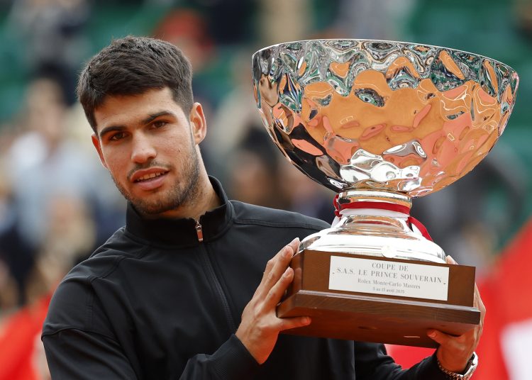 FOTODELDÍA  ROQUEBRUNE CAP MARTIN, 13/04/2025.- Carlos Alcaraz se proclamó campeón del Masters 1000 de Montecarlo tras remontar al italiano Lorenzo Musetti, tocado físicamente por el notable esfuerzo a lo largo de la semana, e imponerse por 3-6, 6-1 y 6-0 y lograr el decimoctavo título de su carrera, el segundo del 2025 y el sexto de la categoría Masters 1000. EFE/SEBASTIEN NOGIER