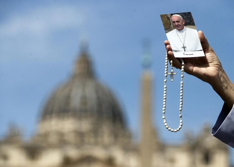 FOTODELDIA CIUDAD DEL VATICANO (VATICANO) 21/04/2025.- Una monja muestra una foto del papa Francisco durante su rezo este lunes en la Plaza de San Pedro en el Vaticano. El papa Francisco falleció este lunes a las 7.35 horas (5.35 GMT) en su residencia de la Casa Santa Marta, anunció en un vídeo mensaje el camarlengo, el cardenal Kevin Joseph Farrel. EFE/ Angelo Carconi