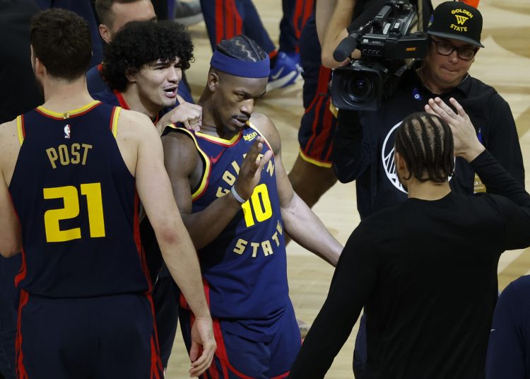 SAN FRANCISCO (United States), 29/04/2025.- Golden State Warriors forward Jimmy Butler III (C) is mobbed by his teammates after the NBA Western Conference First Round playoff game four between the Houston Rockets and the Golden State Warriors in San Francisco, California, USA, 28 April 2025. (Baloncesto) EFE/EPA/JOHN G. MABANGLO SHUTTERSTOCK OUT