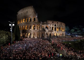 Las meditaciones del Papa guían el viacrucis en el Coliseo sin su presencia