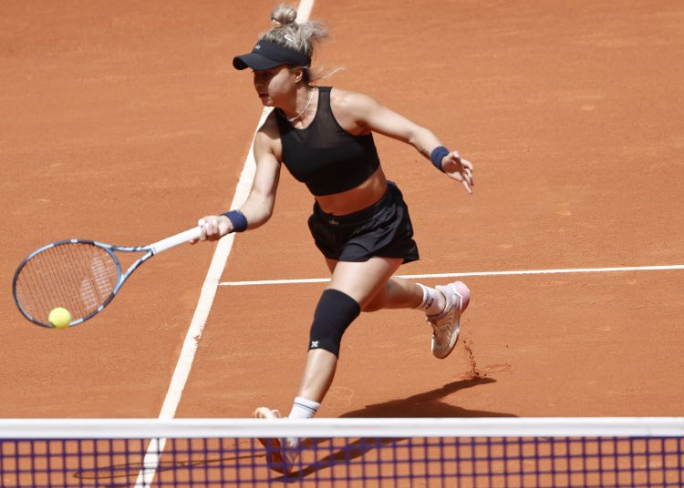 MADRID, 22/04/2025.- La tenista mexicana Renata Zarazúa devuelve la bola a checa Marie Bouzkova durante el partido de primera ronda de la 23ª edición del Mutua Madrid Open de tenis disputado este martes en la Caja Mágica. EFE/ Sergio Perez