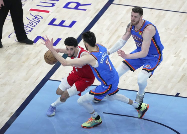 AME2730. MEMPHIS (ESTADOS UNIDOS), 26/04/2025.- Scotty Pippen Jr. (i) de Memphis disputa el balón con Chet Holmgren (c) y Isaiah Hartenstein (d) de Oklahoma durante el partido entre Memphis Grizzlies y Oklahoma Thunder este sábado, en el FedEx Forum en Memphis (Estados Unidos). EFE/ Karen Pulfer Focht