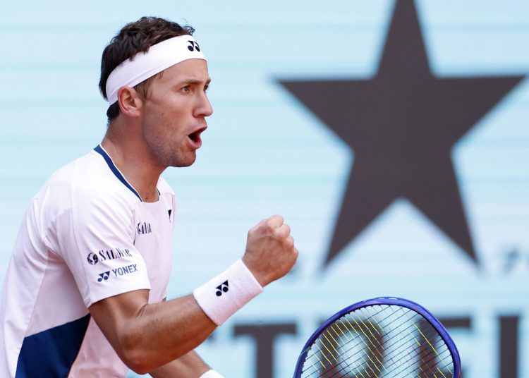 MADRID, 25/04/2025.- El tenista noruego Casper Ruud ante el francés Arthur Rinderknech durante el partido de la ronda 64 del Mutua Madrid Open de tenis que se celebra este iernes, en la Caja Mágica, en Madrid. EFE/Chema Moya
