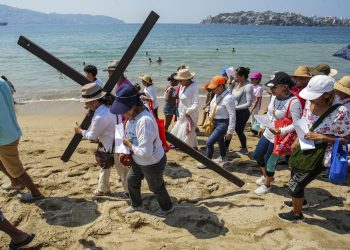 Creyentes de Acapulco claman el fin a la violencia en viacrucis