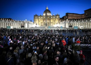 La muerte del papa dispara los precios de vuelos y hoteles en Roma
