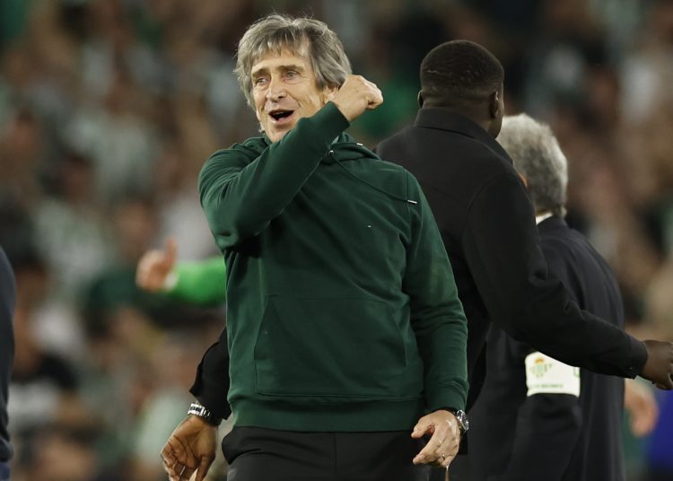 SEVILLA, 30/03/2025.- El entrenador del Betis Manuel Pellegrini celebra la victoria tras el partido de la jornada 29 de LaLiga entre el Real Betis y el Sevilla FC, este domingo en el estadio Benito Villamarín.- EFE/ Julio Muñoz