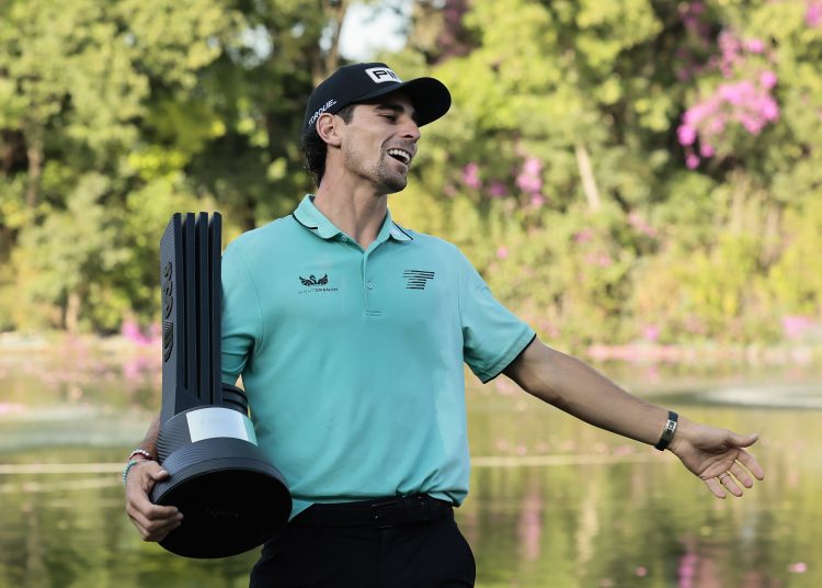 AME3029. CIUDAD DE MÉXICO (MÉXICO), 27/04/2025.- El chileno Joaquin Niemann celebra este domingo tras ganar el torneo del LIV Golf Ciudad de México en el Club de Golf Chapultepec en Ciudad de México (México). EFE/José Méndez