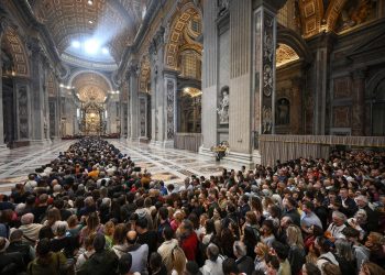 Una marea de fieles en la basílica de San Pedro para dar el último adiós a Francisco