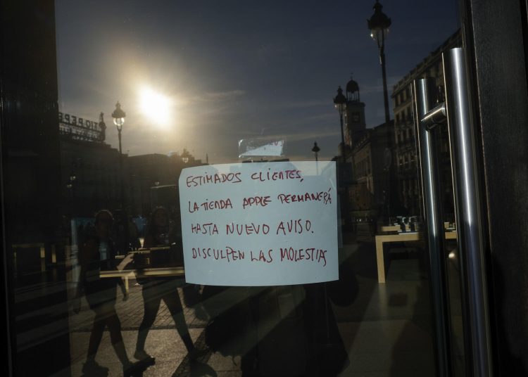 MADRID, 28/04/2025.- Fotografía del cartel de cerrado en la tienda Apple de la Puerta del Sol este lunes durante el apagón masivo del sistema eléctrico en Madrid. EEFE/ Borja Sanchez-trillo