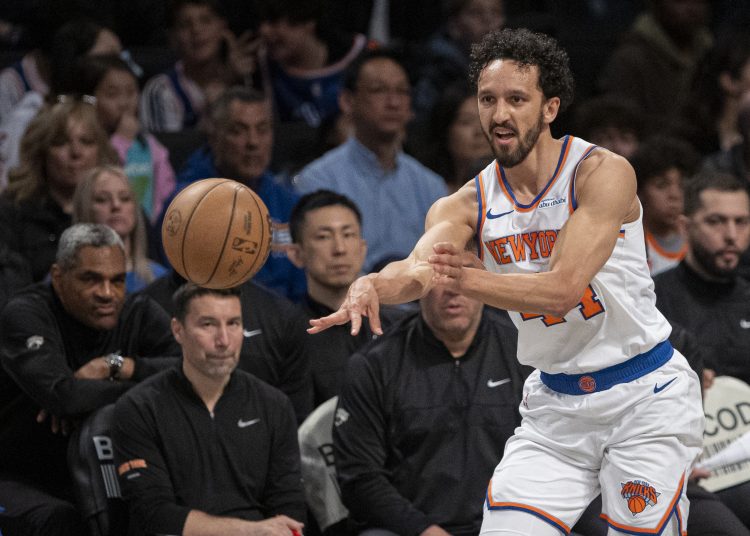 AME9180. NUEVA YORK (ESTADOS UNIDOS), 13/04/2025.- Landry Shamet de Knicks lanza el balón este domingo, durante un juego de NBA entre Brooklyn Nets y New York Knicks en Barclays Center, en Nueva York (Estados Unidos). EFE/ Angel Colmenares