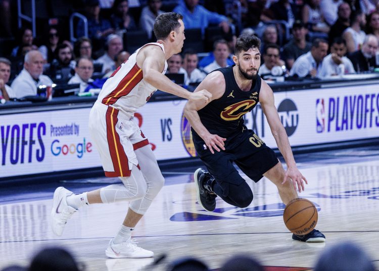 MIAMI (United States), 29/04/2025.- Cleveland Cavaliers guard-forward Ty Jerome (R) in action against Miami Heat forward Duncan Robinson (L) during the NBA basketball Playoffs Round 1 game 4 between the Miami Heat and the Cleveland Cavaliers at the Kaseya Center in Miami, Florida, USA, 28 April 2025. (Baloncesto) EFE/EPA/CRISTOBAL HERRERA-ULASHKEVICH SHUTTERSTOCK OUT