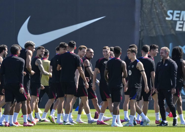 GRAFCAT6157. SANT JOAN DESPÍ (BARCELONA), 01/04/2025.- El entrenador del FC Barcelona, Hansi Flick (d), con sus jugadores durante el entrenamiento que el equipo azulgrana ha realizado este martes en la ciudad deportiva Joan Gamper para preparar el partido de vuelta de semifinales de la Copa del Rey que mañana disputarán ante el Atlético de Madrid. EFE/Alejandro García