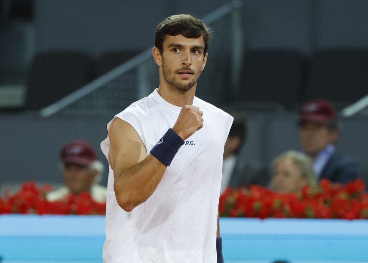 MADRID, 30/04/2025.- El italiano Lorenzo Musetti en su encuentro frente al australiano Alex de Minaur durante el Mutua Madrid Open que han disputado hoy miércoles en las instalaciones de la Caja Mágica, en Madrid. EFE / Juanjo Martín.