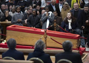 Más de 90 mil personas se han despedido del papa Francisco