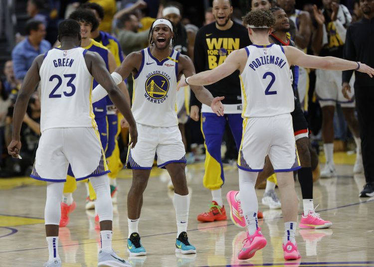 SAN FRANCISCO (United States), 27/04/2025.- Golden State Warriors guard Buddy Hield (C) greets Golden State Warriors forward Draymond Green (L) and Golden State Warriors guard Brandin Podziemski (R) after a Houston Rockets time-out during the second half of the Western Conference First Round playoff game three between the Houston Rockets and the Golden State Warriors in San Francisco, California, USA, 26 April 2025. (Baloncesto) EFE/EPA/JOHN G. MABANGLO SHUTTERSTOCK OUT