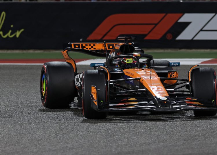 SAKHIR (Bahrain), 13/04/2025.- McLaren driver Oscar Piastri of Australia in action during the Formula One Bahrain Grand Prix in Sakhir, Bahrain, 13 April 2025. (Fórmula Uno, Bahrein) EFE/EPA/ALI HAIDER