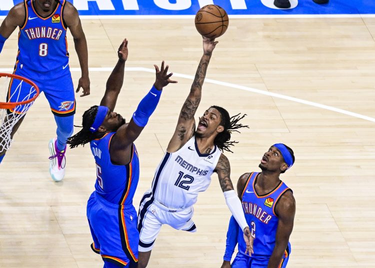OKLAHOMA CITY (United States), 23/04/2025.- Memphis Grizzlies guard Ja Morant (C) shoots against Oklahoma City Thunder guard Luguentz Dort (L) during the second half of the first round playoff game between the Memphis Grizzlies and the Oklahoma City Thunder at Paycom Center in Oklahoma City, Oklahoma, USA, 22 April 2025. (Baloncesto) EFE/EPA/GERALD LEONG SHUTTERSTOCK OUT